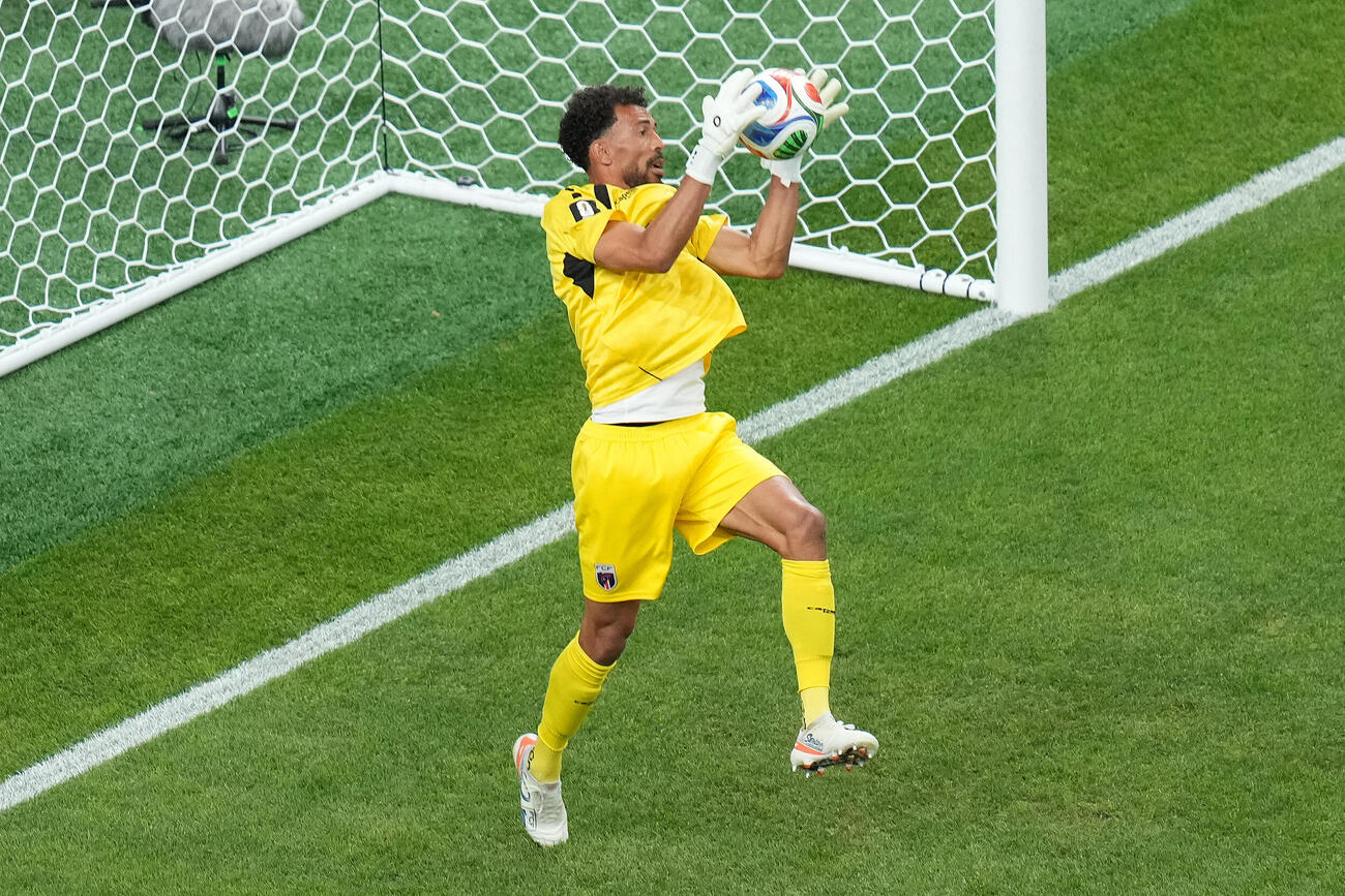 サウジアラビア戦で必死のセーブを見せるカボベルデGKボジニャ（AP）
