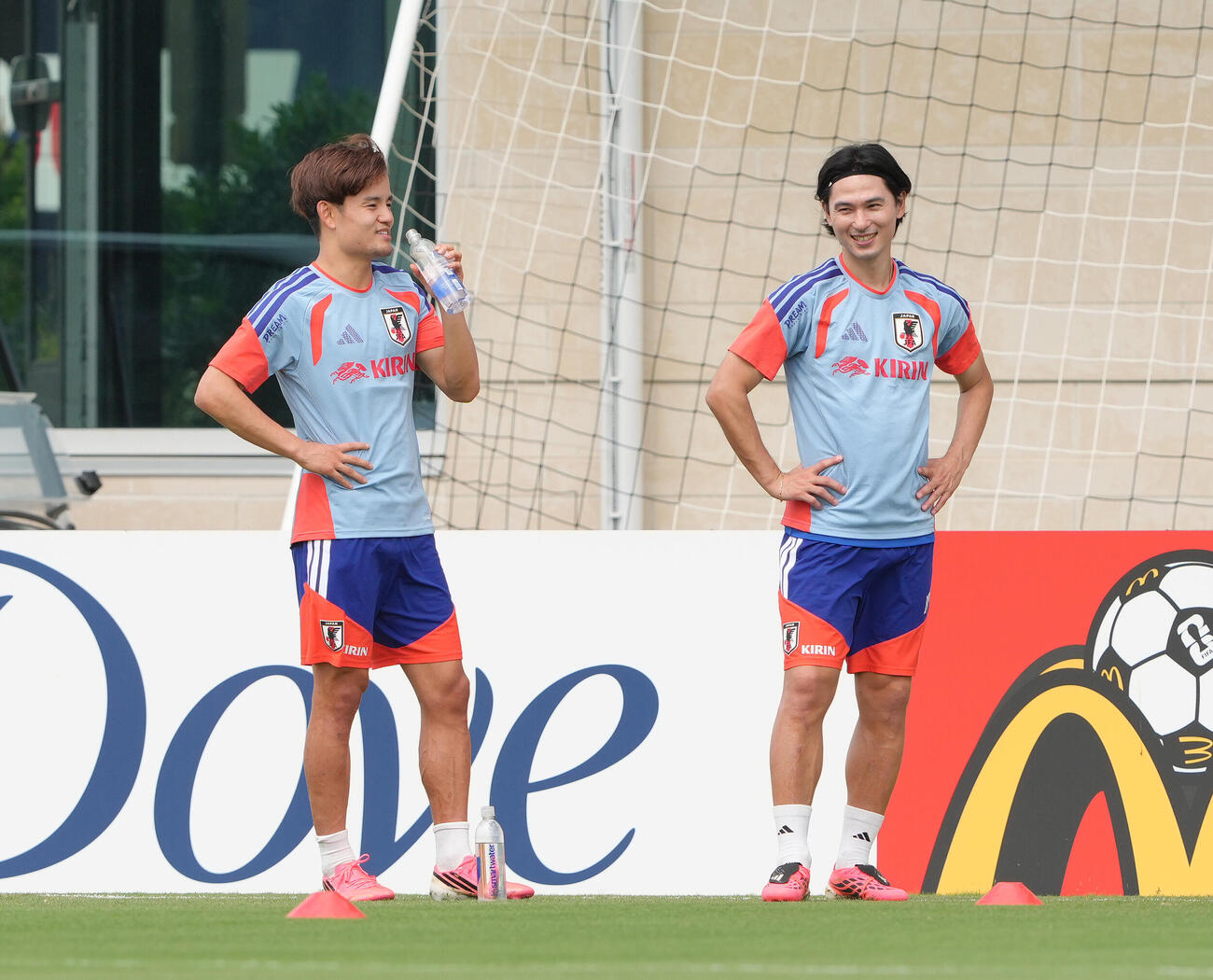 笑顔で会話を交わす久保建英（左）と南野拓実（撮影・足立雅史）