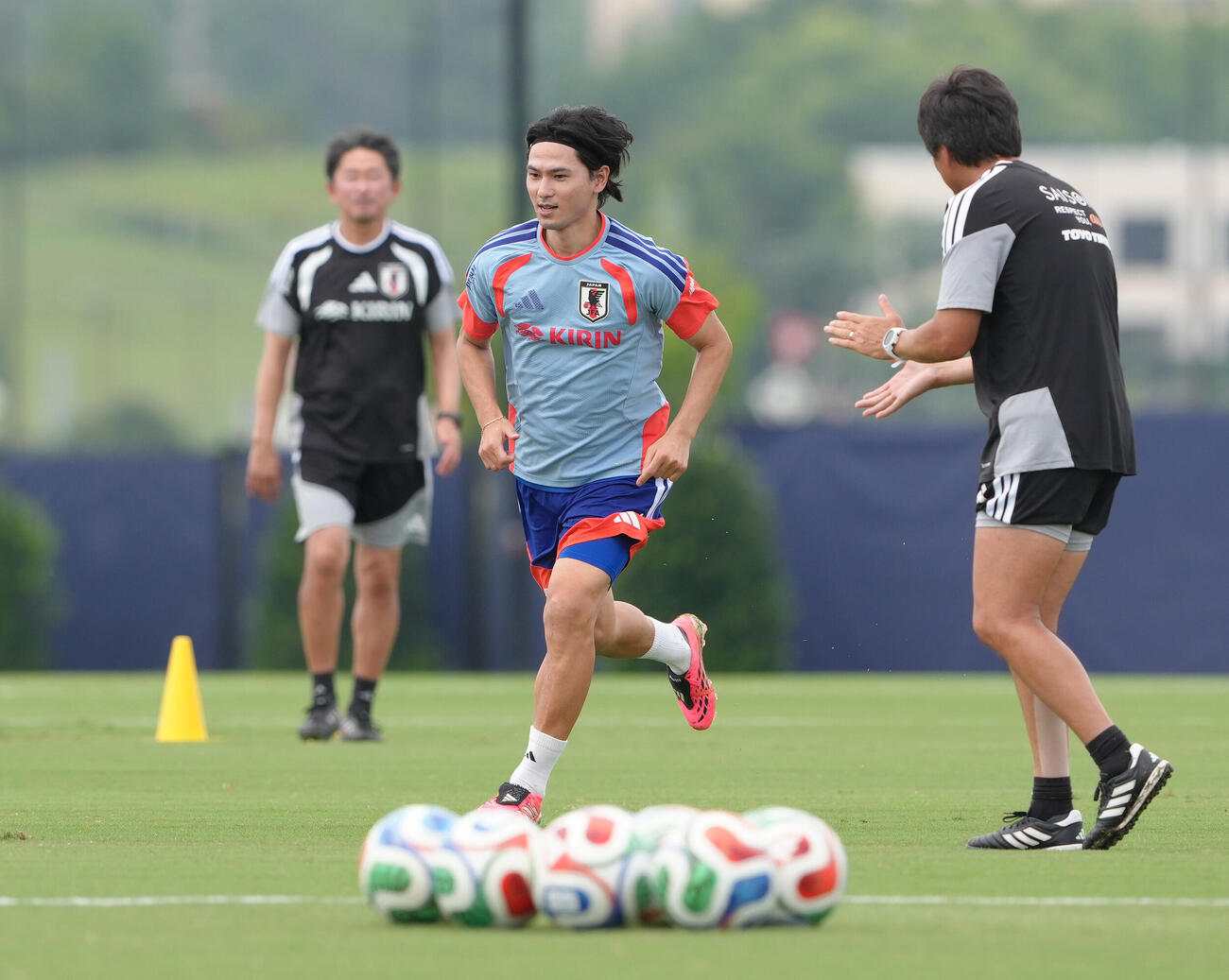 調整する南野拓実（撮影・足立雅史）