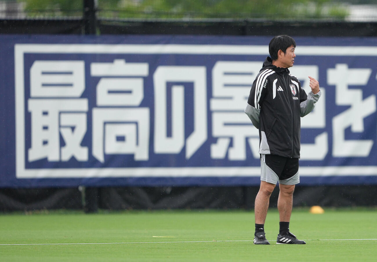 練習を前にピッチを歩く森保一監督（撮影・足立雅史）