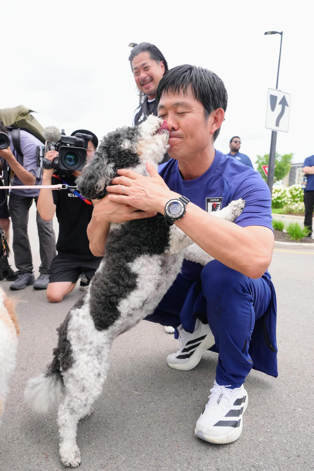 ファンの犬を笑顔であやす森保一監督（撮影・足立雅史）