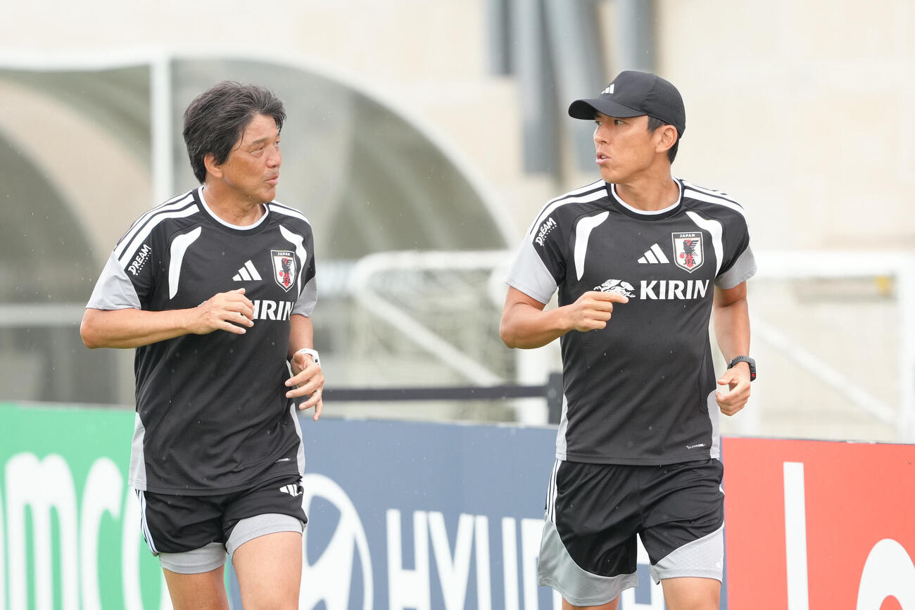 練習前、ランニングする名波浩コーチ（左）と長谷部誠コーチ（撮影・足立雅史）