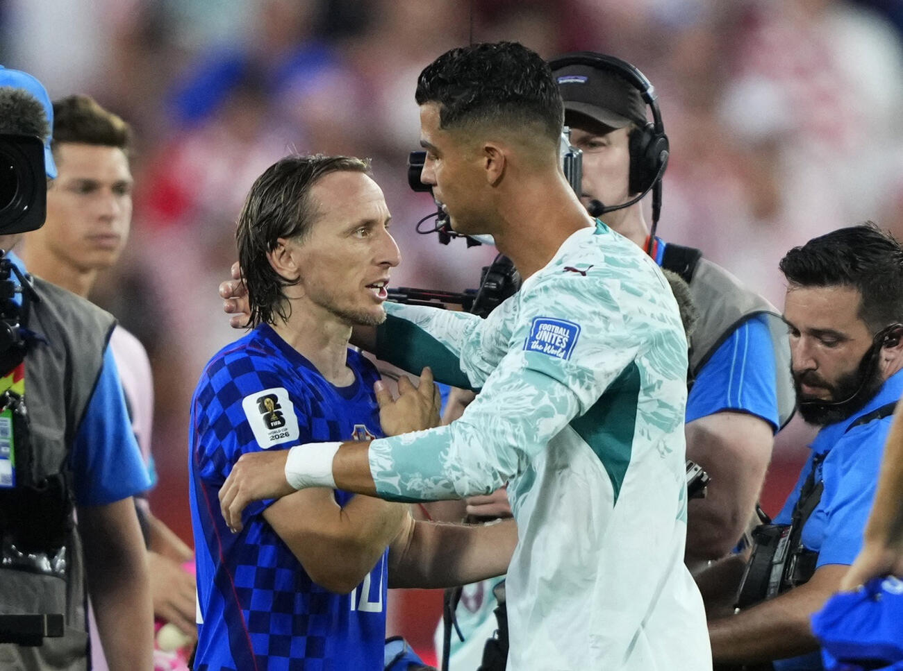 試合後にハグをするクロアチア・モドリッチ（左）とポルトガル・ロナウド（ロイター）