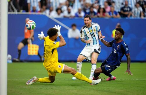 カボベルデ戦で、W杯8試合連続ゴールとなる先制点を挙げるメッシ(AP)
