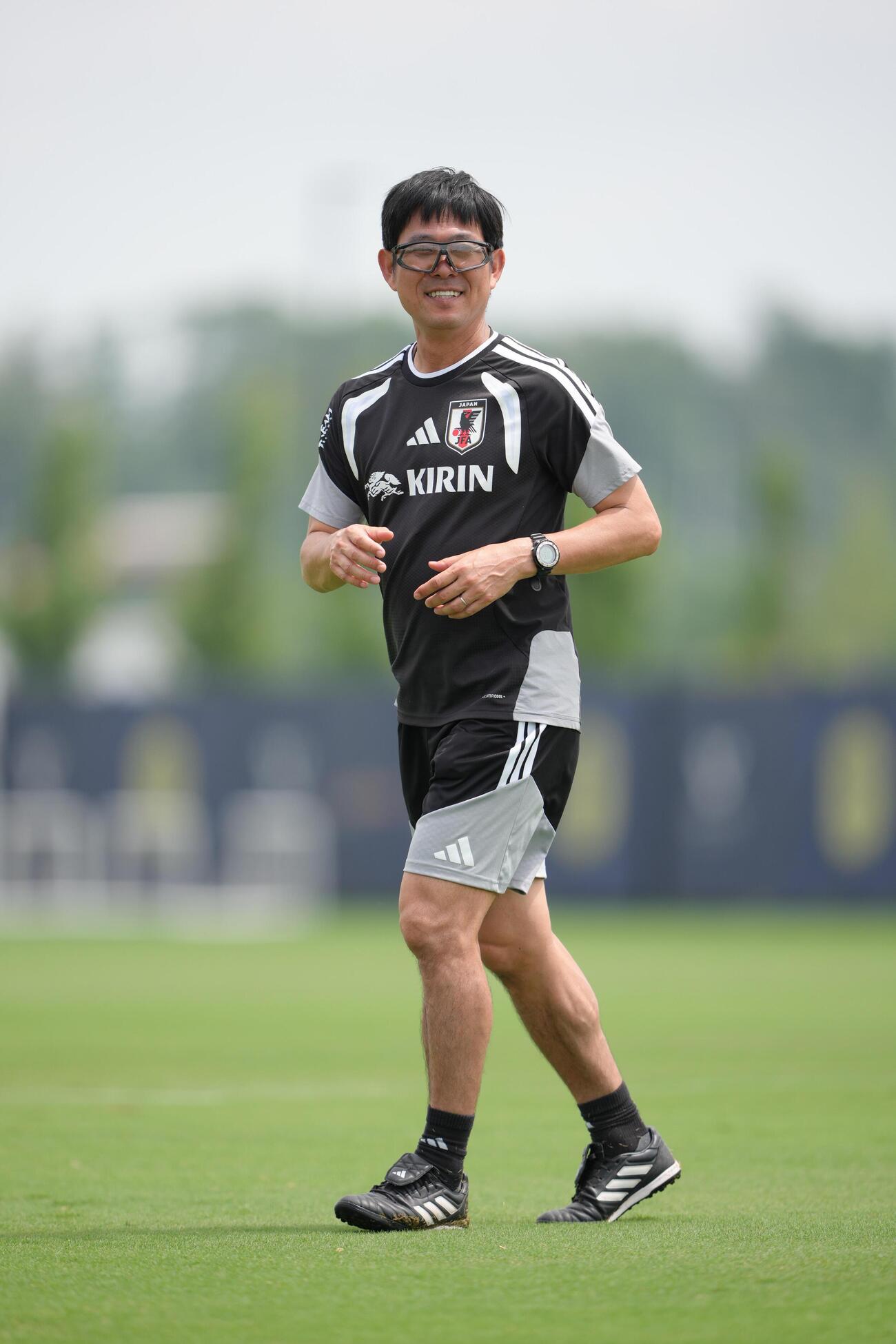 練習中、笑顔を見せる森保一監督（撮影・足立雅史）