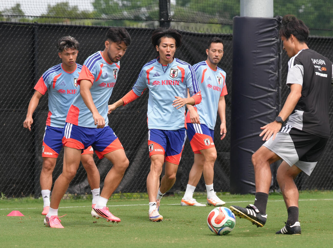 ボール回しする、左から塩貝健人、菅原由勢、中村敬斗、吉田麻也（撮影・足立雅史）