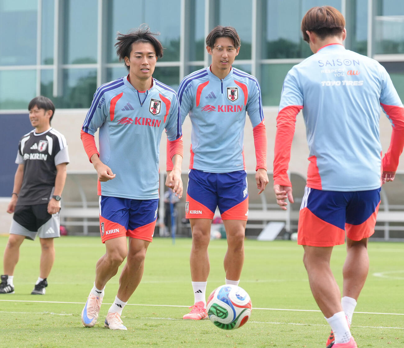 ボール回しする中村敬斗（左）と伊藤洋輝（撮影・足立雅史）