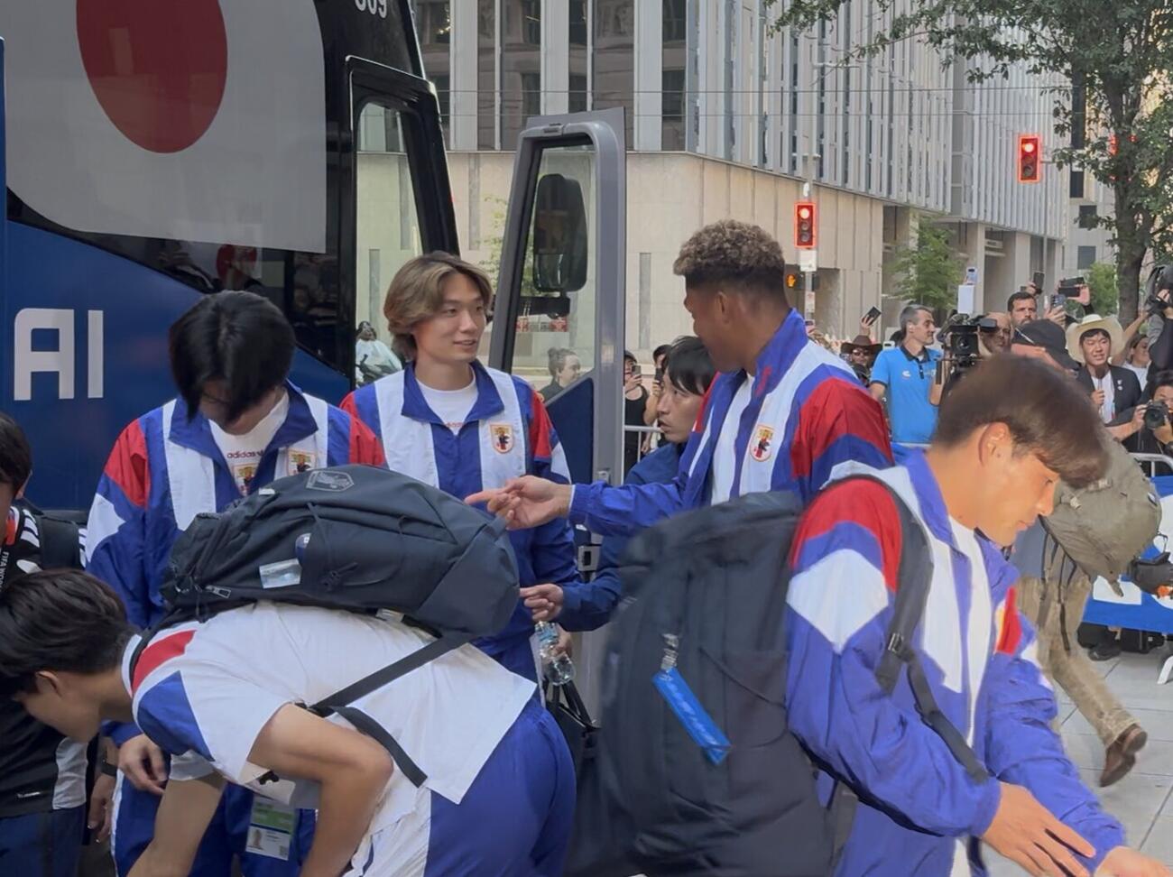 ブラジル戦が行われるヒューストンの宿舎に到着したDF板倉滉（中央奥左）ら日本代表の選手たち