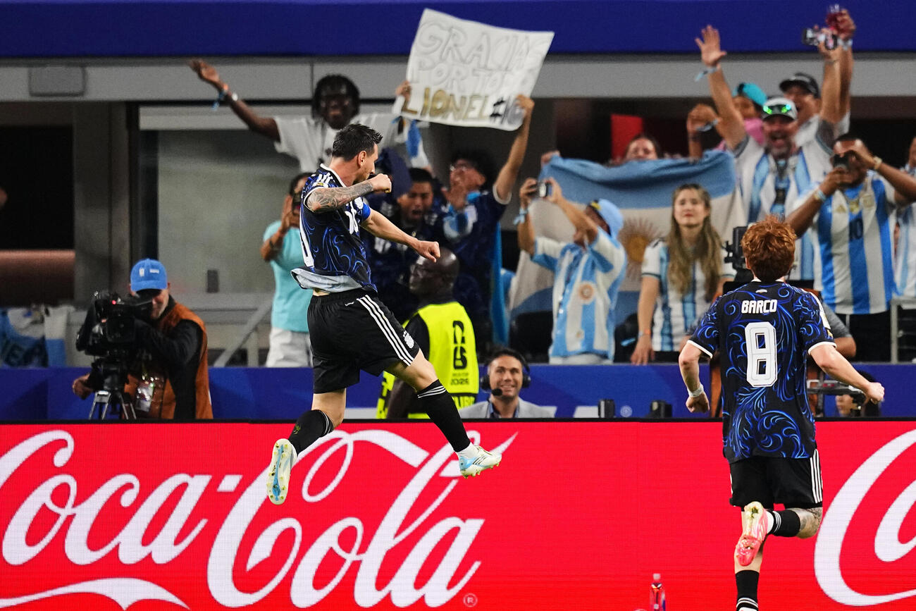 FKでW杯新記録となる7試合連続ゴールを決め、喜びを爆発させるメッシ（AP）