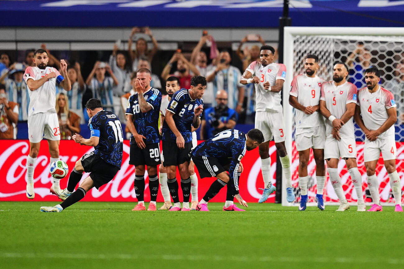 低い弾道でFKを決めるメッシ。W杯新記録となる7試合連続ゴールとなった（AP）