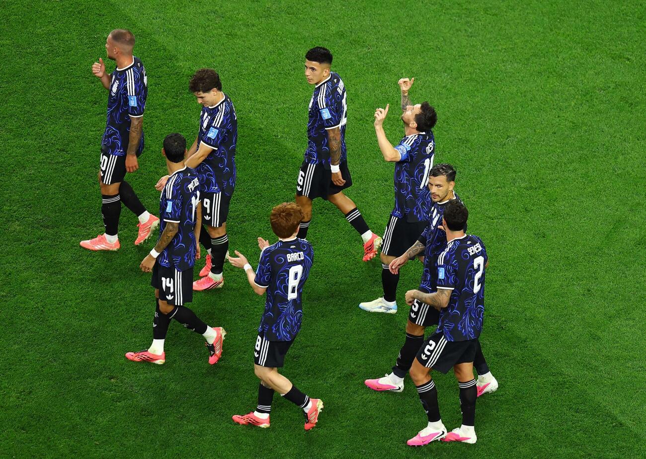 W杯新記録となる7試合連続ゴールを決め、天を見上げるメッシ（ロイター）