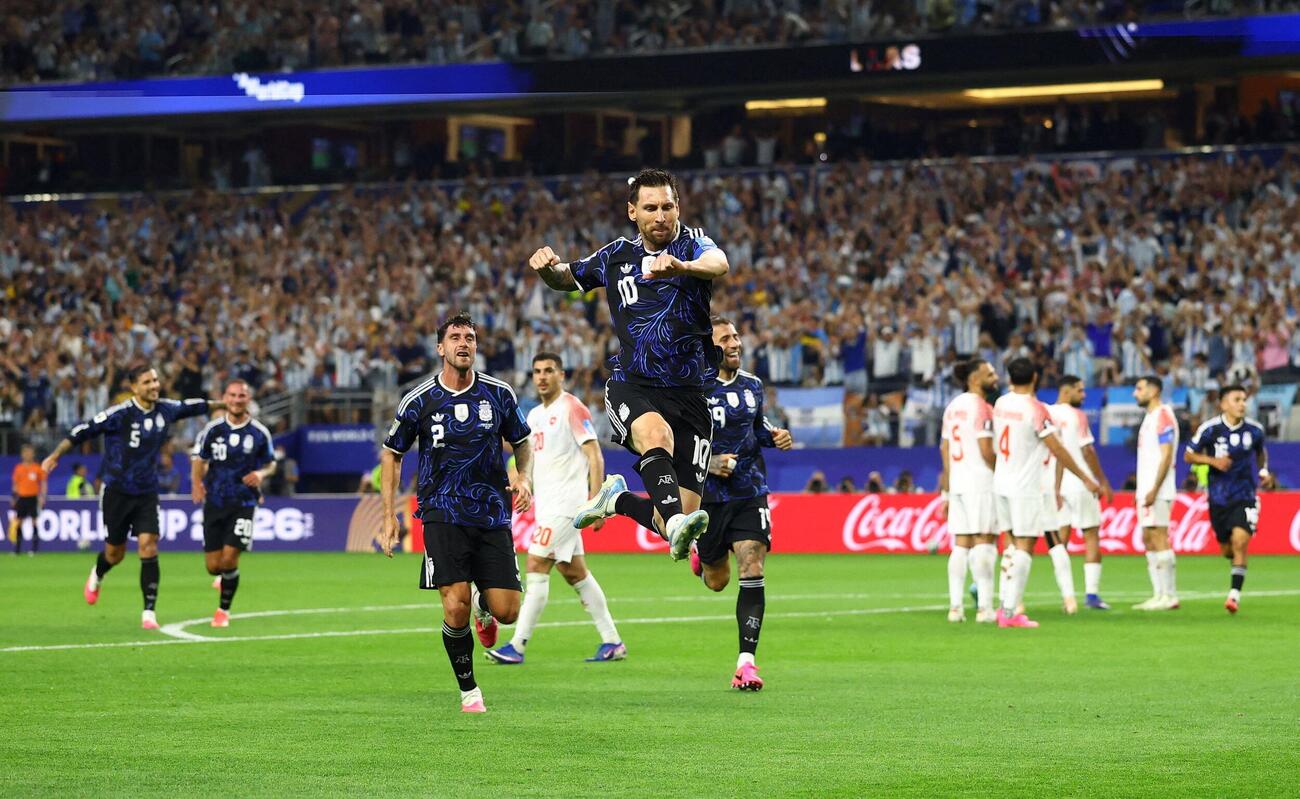 新記録となるW杯7試合連続ゴールを決め喜ぶメッシ（中央、AP）