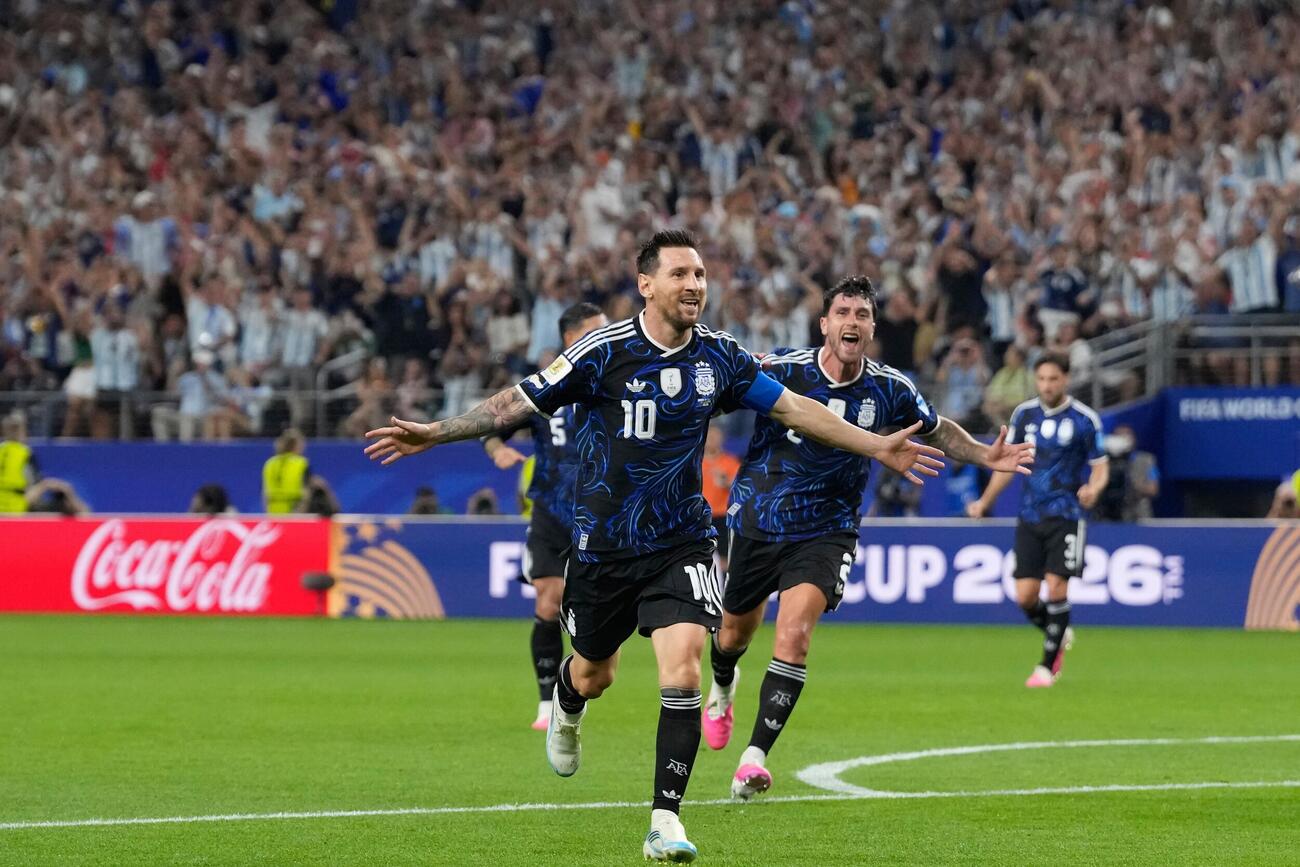 W杯新記録となる7試合連続ゴールを決め、両手を広げて喜びを爆発させるメッシ（AP）