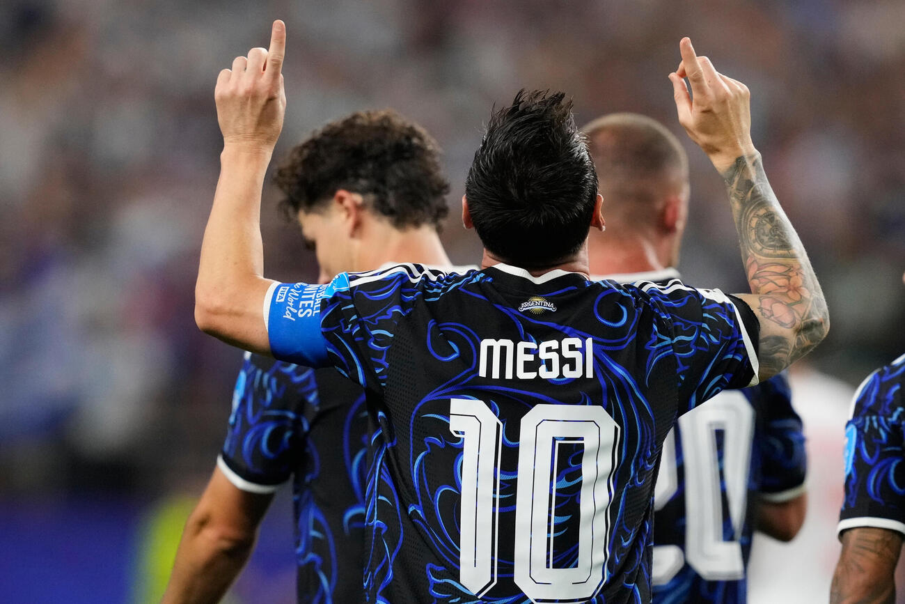 W杯新記録となる7試合連続ゴールを決め、天を見上げるメッシ（AP）