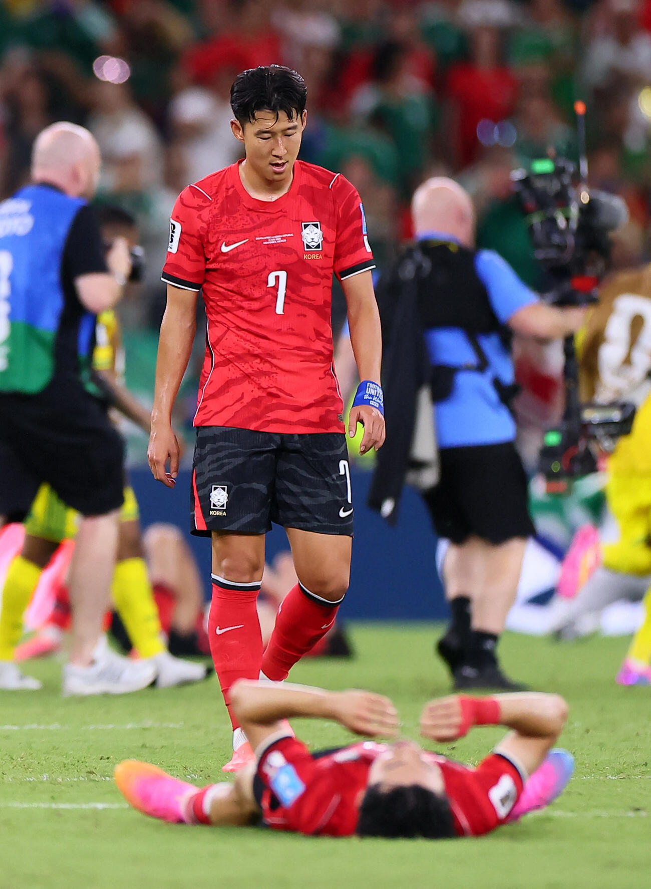 3位に転落し、肩を落とす韓国ソン・フンミン（ロイター）＝2026年6月24日撮影