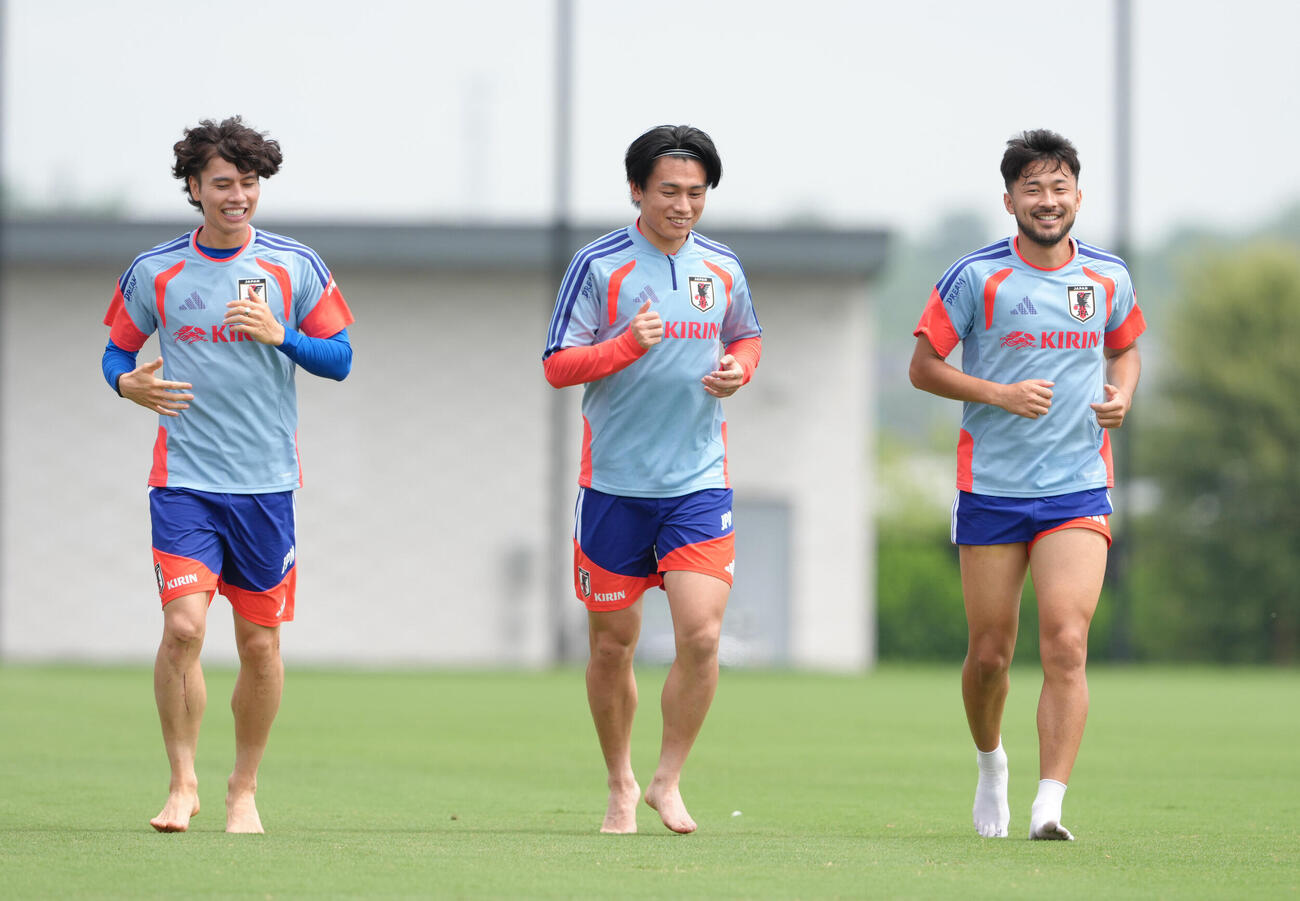 練習に臨む、左から田中碧、上田綺世、菅原由勢（撮影・足立雅史）