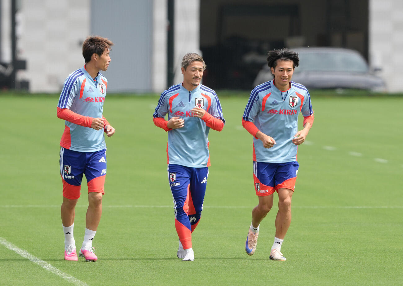 ランニングする、左から鎌田大地、前田大然、中村敬斗（撮影・足立雅史）