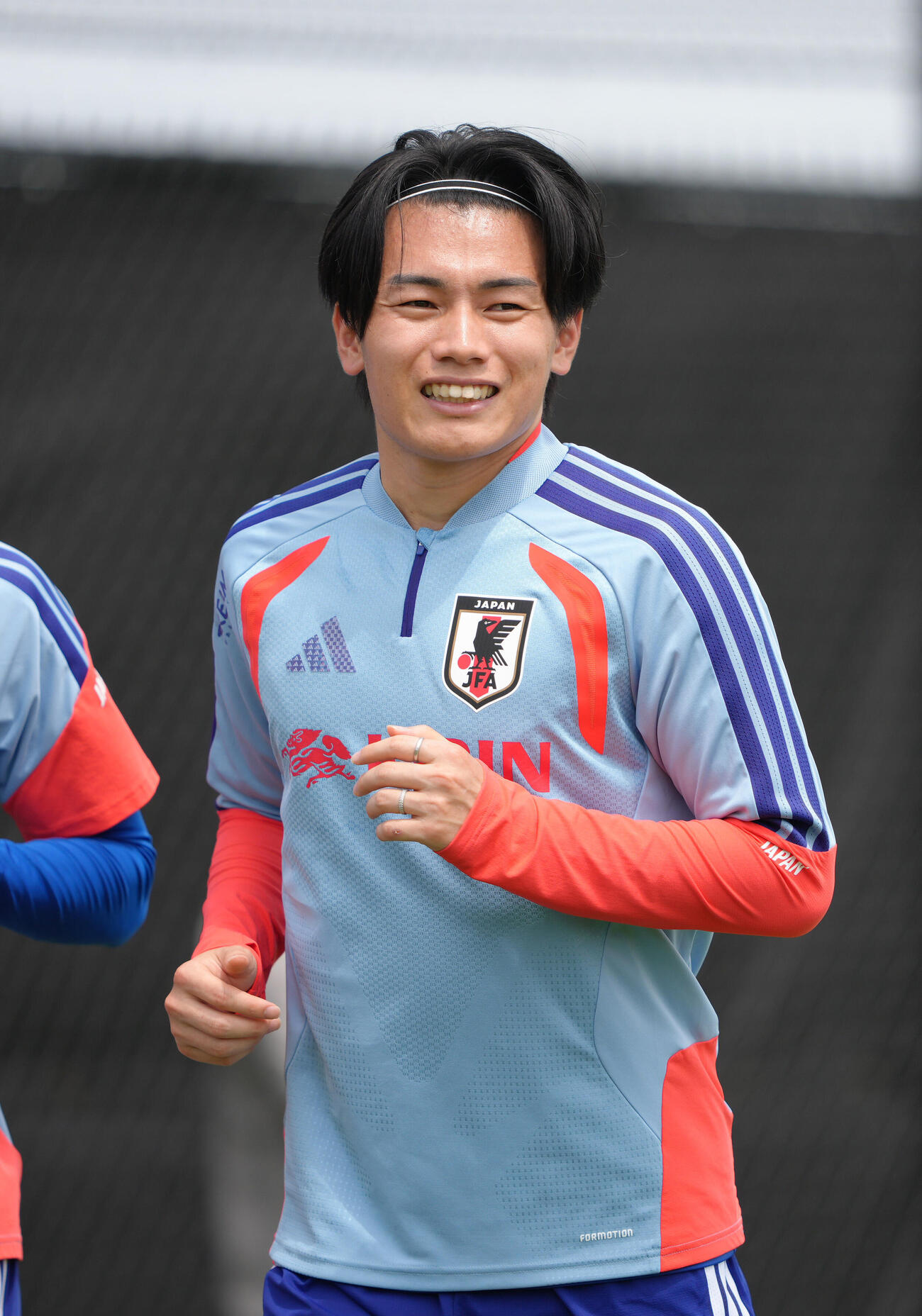 練習中、笑顔を見せる上田綺世（撮影・足立雅史）