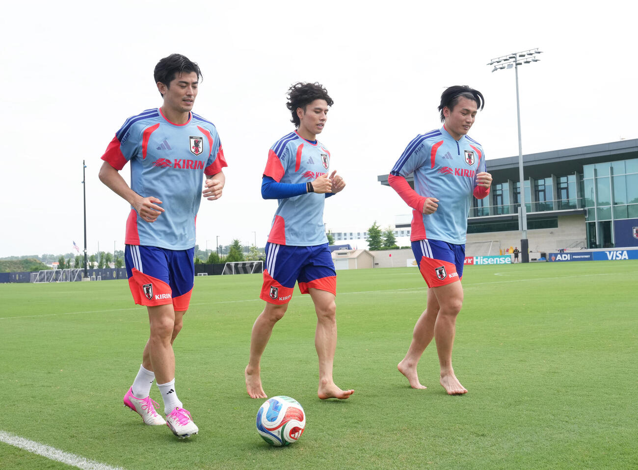 ランニングする、左から谷口彰悟、田中碧、上田綺世（撮影・足立雅史）