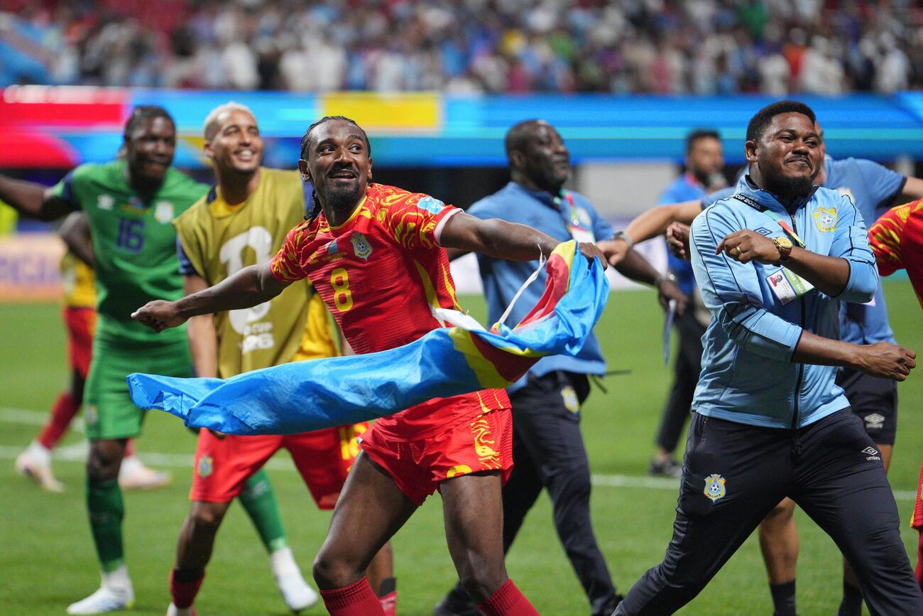 試合後、勝利を祝うコンゴのサミュエル・ムトゥサミら（AP）