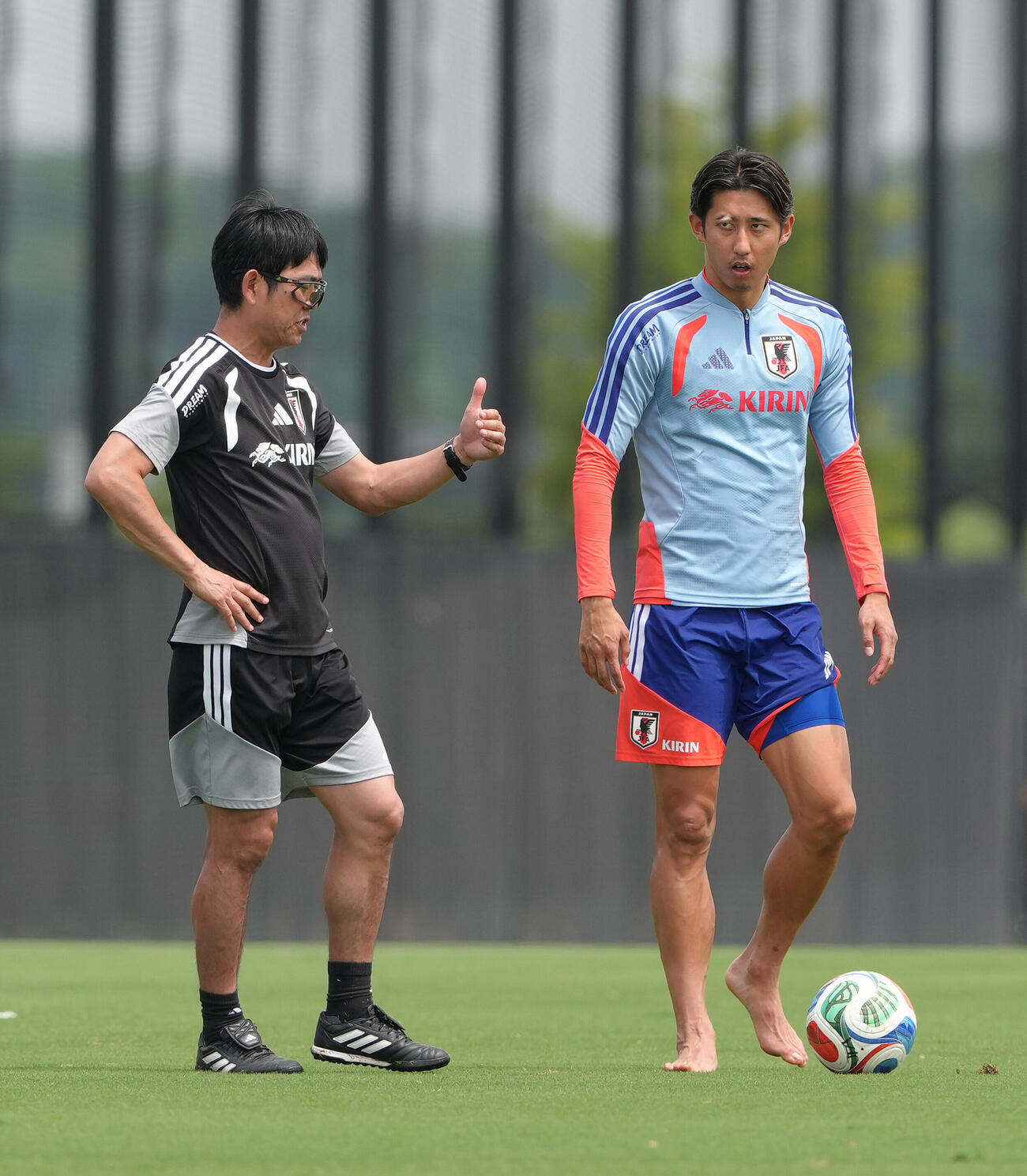 練習中、会話を交わす森保一監督（左）と伊藤洋輝（撮影・足立雅史）