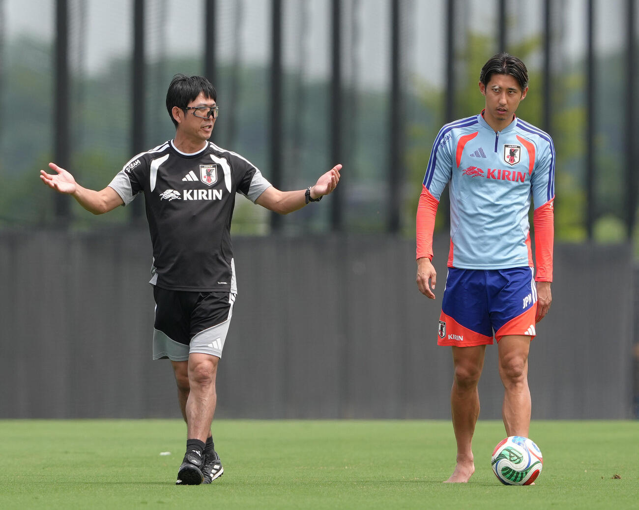 練習中、会話を交わす森保一監督（左）と伊藤洋輝（撮影・足立雅史）