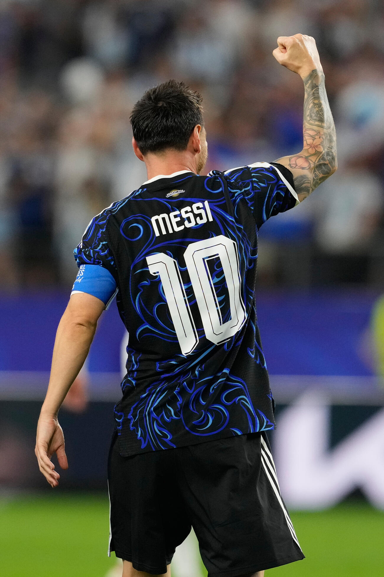 W杯新記録となる7試合連続ゴールを決め、右手を挙げるメッシ（AP）