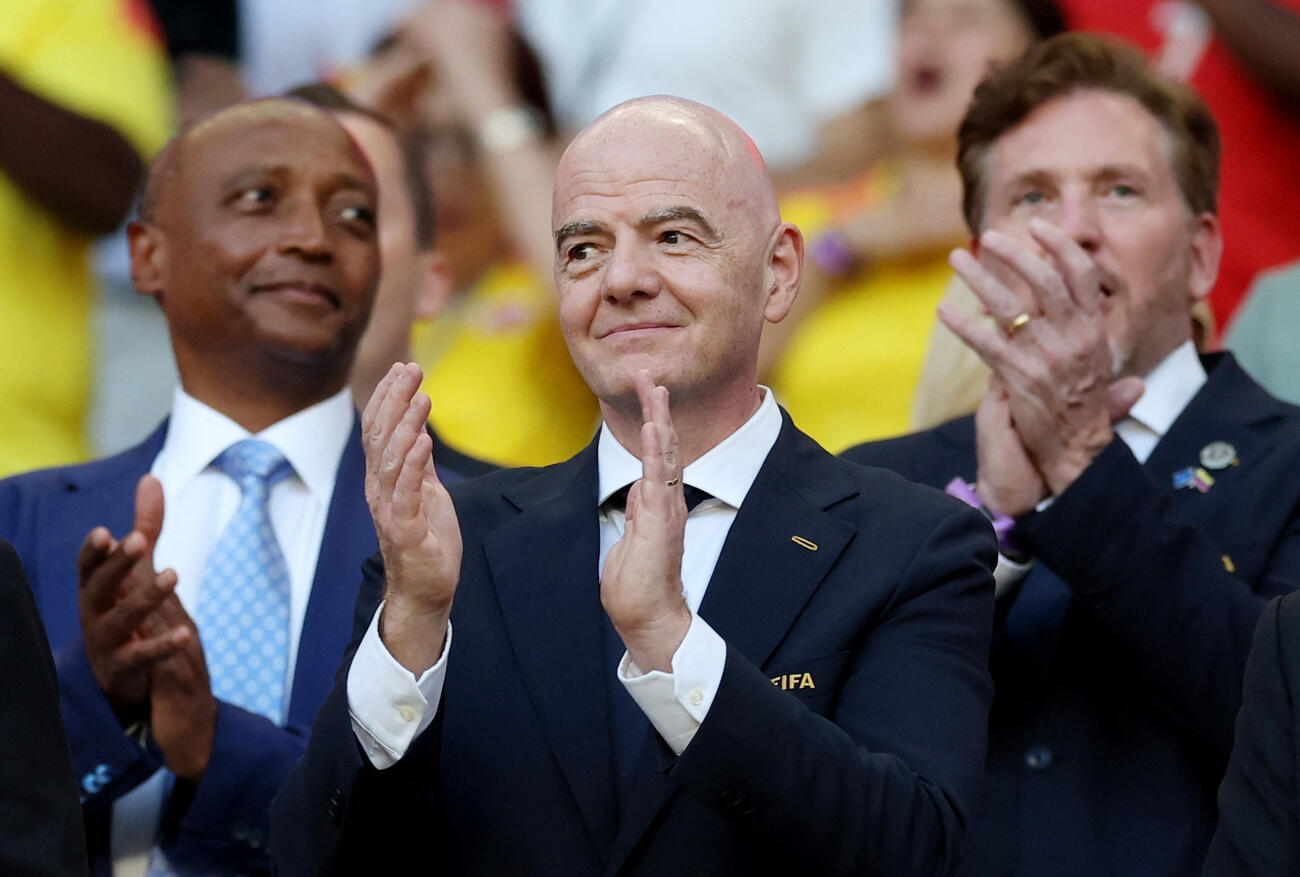 FIFAのインファンティノ会長（中央）（ロイター）