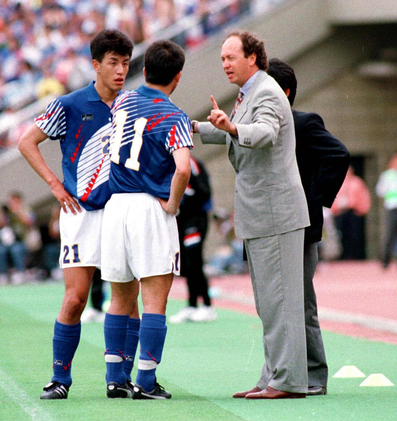 94年5月、キリン杯フランス戦で黒崎（左）、カズにアドバイスするファルカン監督（右）