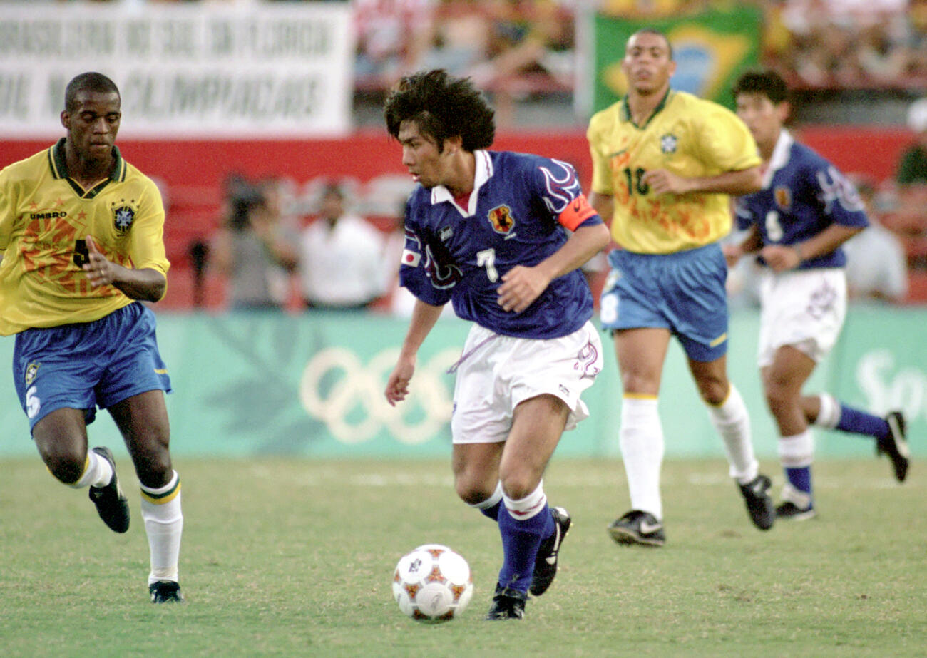 アトランタ五輪　日本対ブラジル　ドリブルする日本の前園真聖、左はブラジルのロナウド（1996年7月21日撮影）