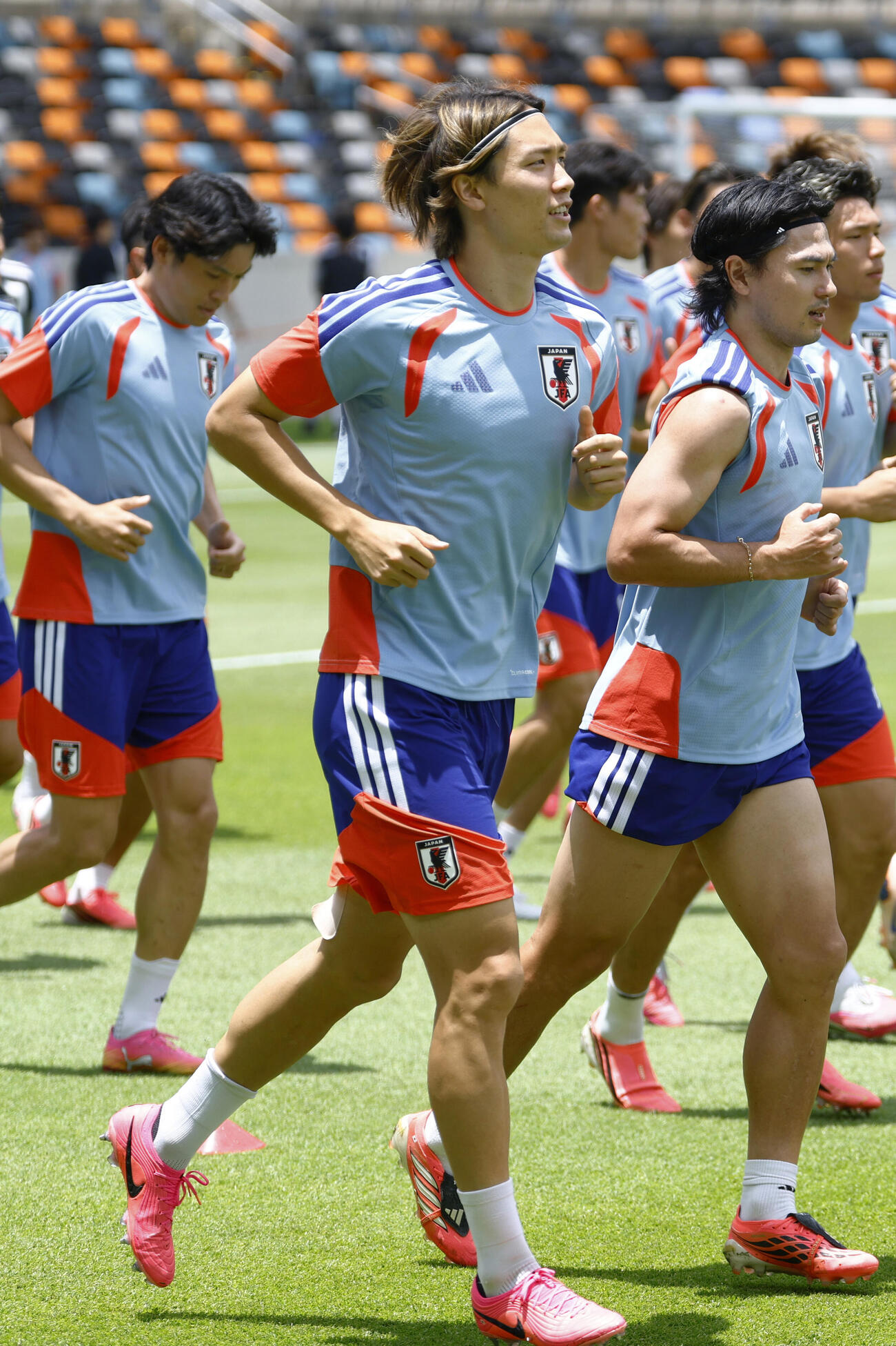 ブラジル戦に向け最終調整する板倉（手前）（共同）