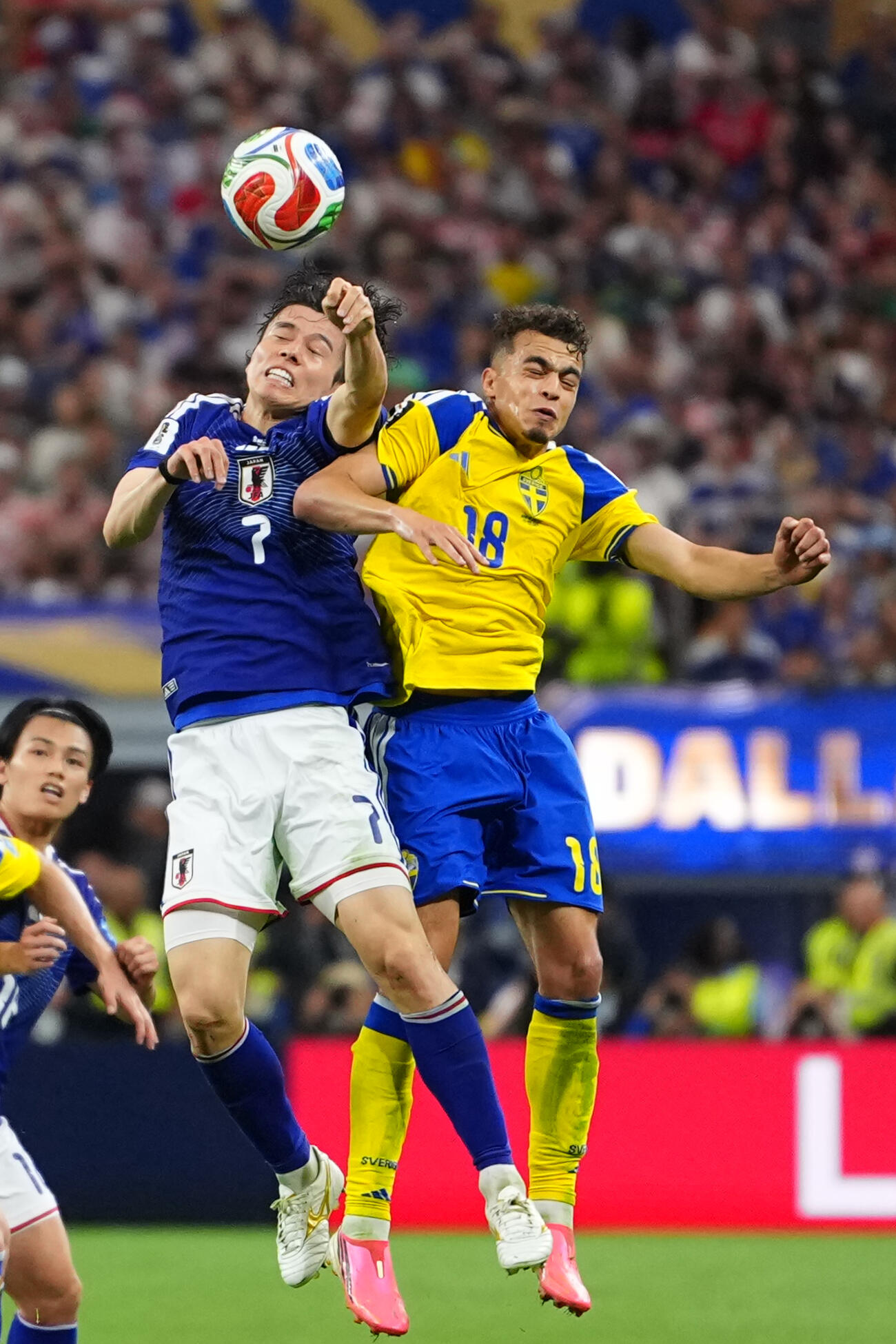 25日の日本戦。三笘薫がつけていた背番号7を背負う田中碧と競り合うスウェーデンMFヤシン・アヤリ（AP）