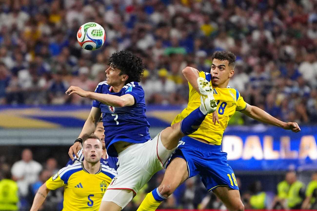 25日の日本戦。三笘薫がつけていた背番号7を背負う田中碧と競り合うスウェーデンMFヤシン・アヤリ（AP）