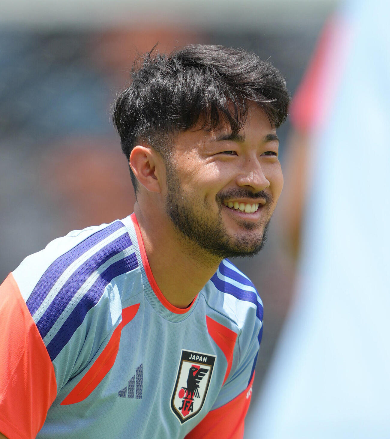 練習中、笑顔を見せる菅原由勢（撮影・足立雅史）