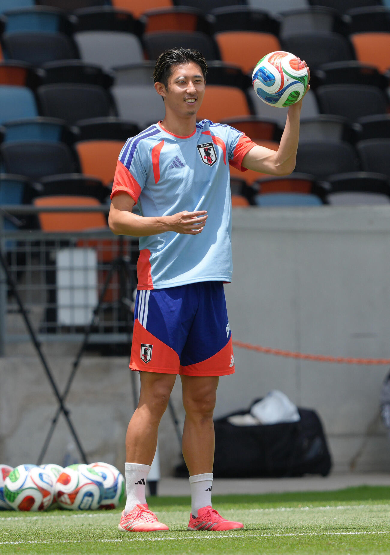 練習中、笑顔を見せる伊藤洋輝（撮影・足立雅史）
