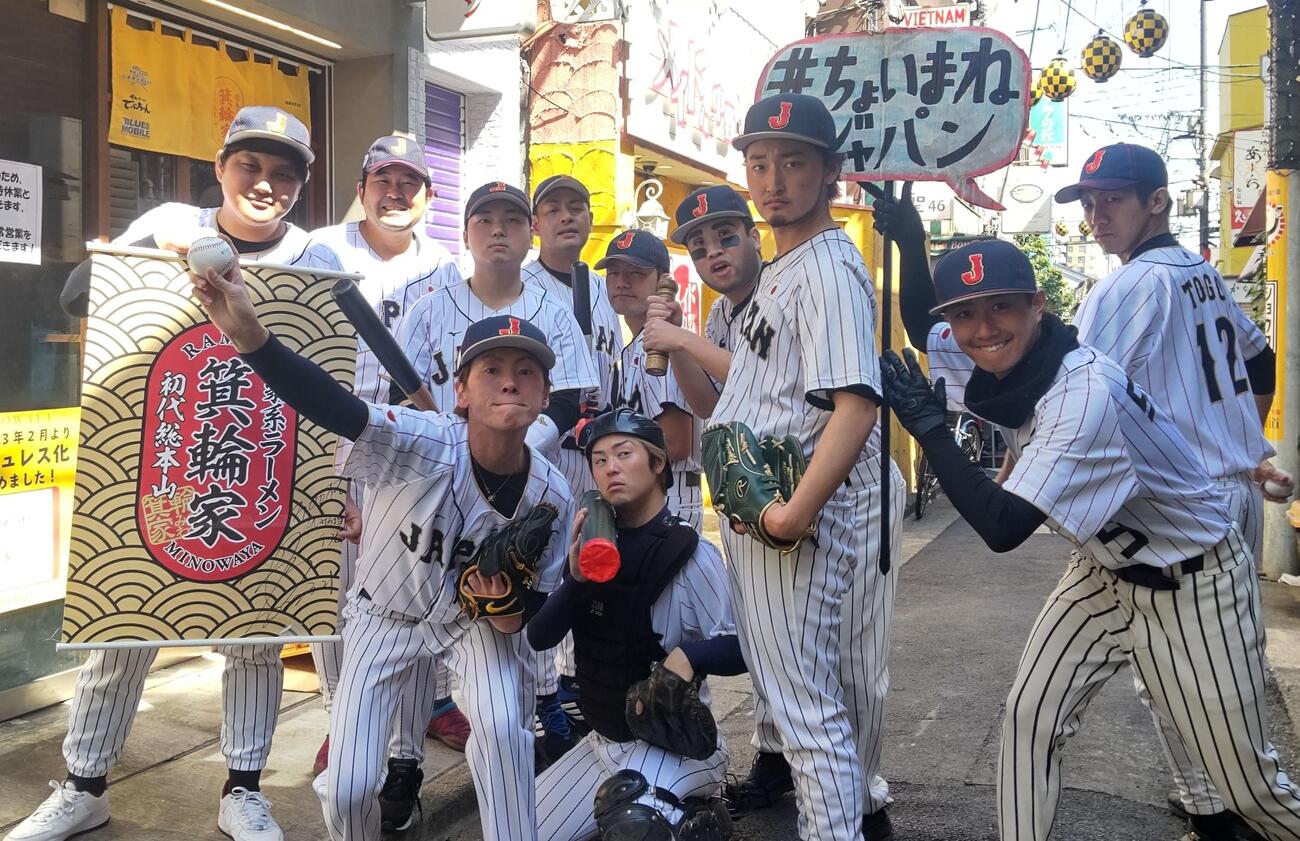 ダルビッシュら侍ジャパンの投手陣が訪れた中野のラーメン店「箕輪家」前で記念撮影するちょいまねジャパン野球部のメンバー（2023年3月撮影）