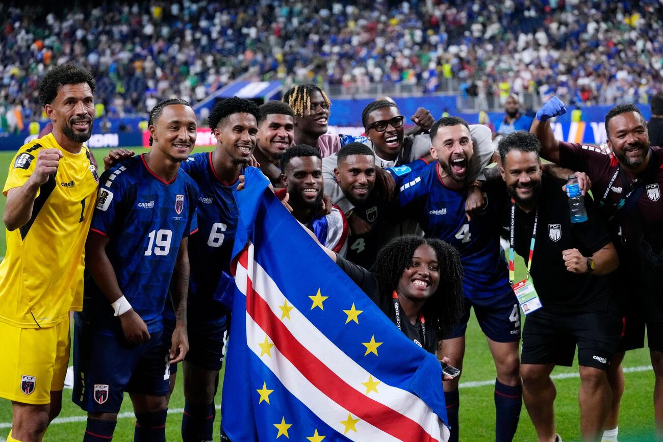 2026年6月26日、サウジアラビアと0対0で引き分け、喜び合うカボベルデの選手たち（AP）