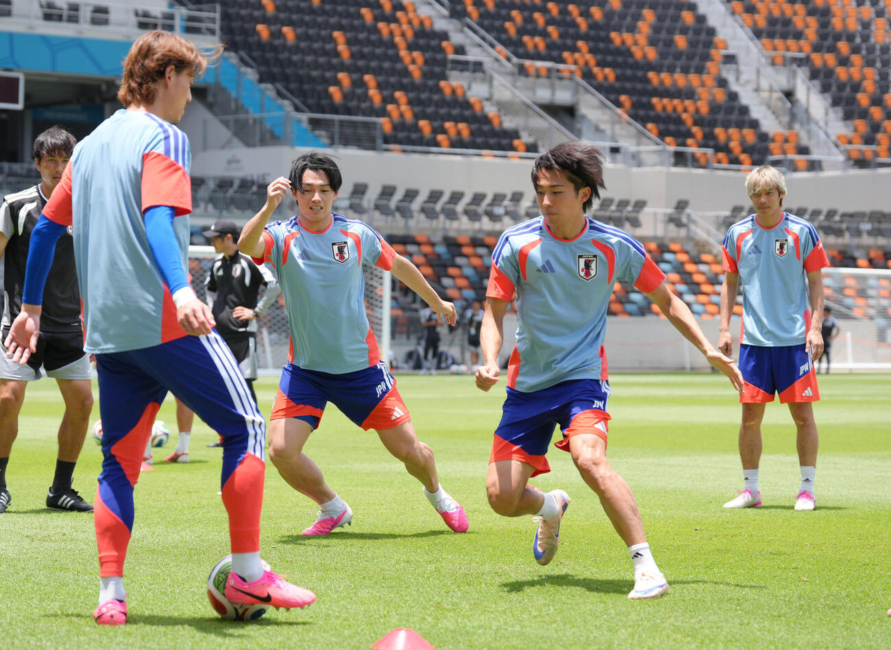 ボール回しする上田綺世（中央左）、中村敬斗（同右）ら（撮影・足立雅史）