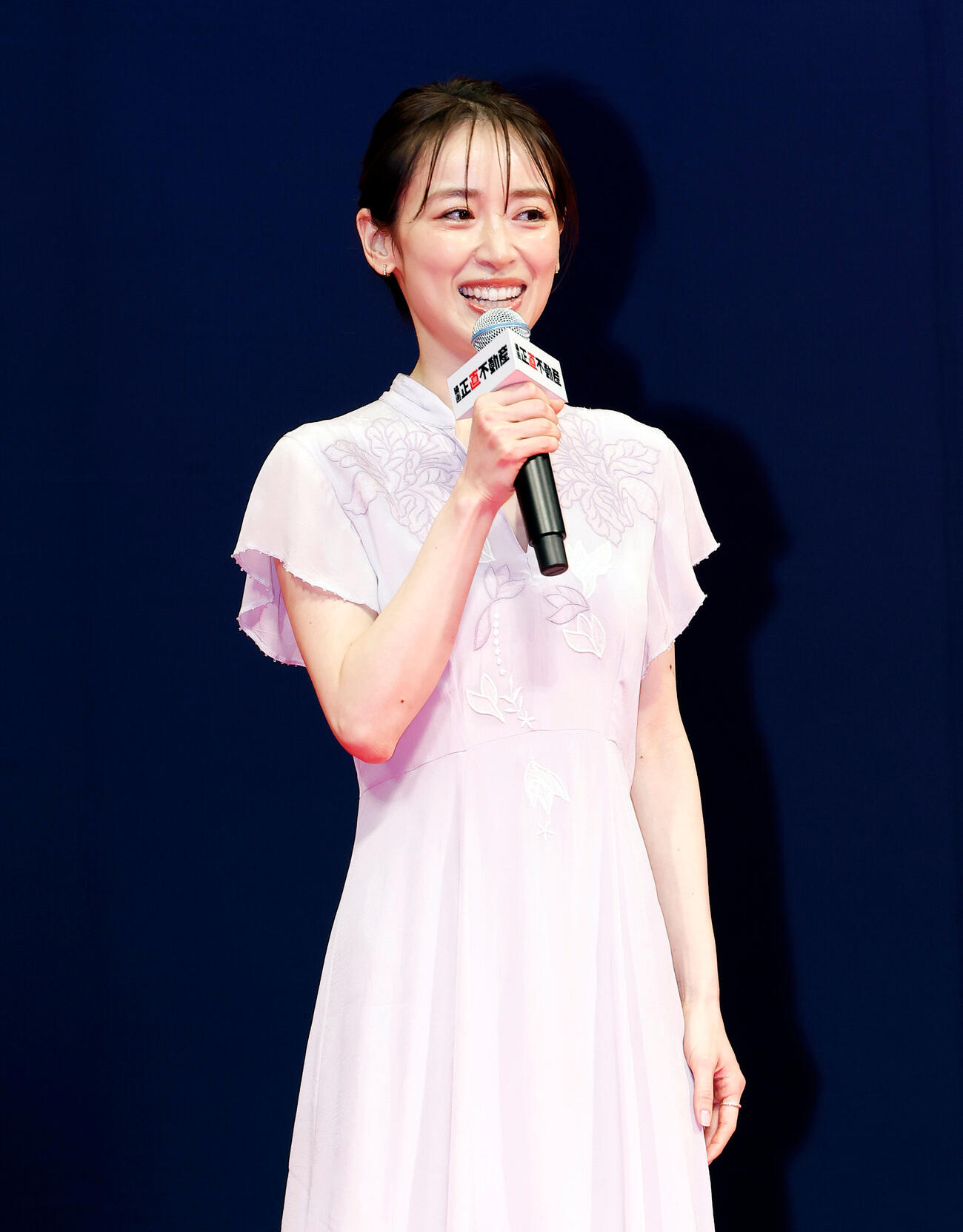 映画「正直不動産」完成披露試写会に登壇し、あいさつを行う泉里香（26年4月撮影）