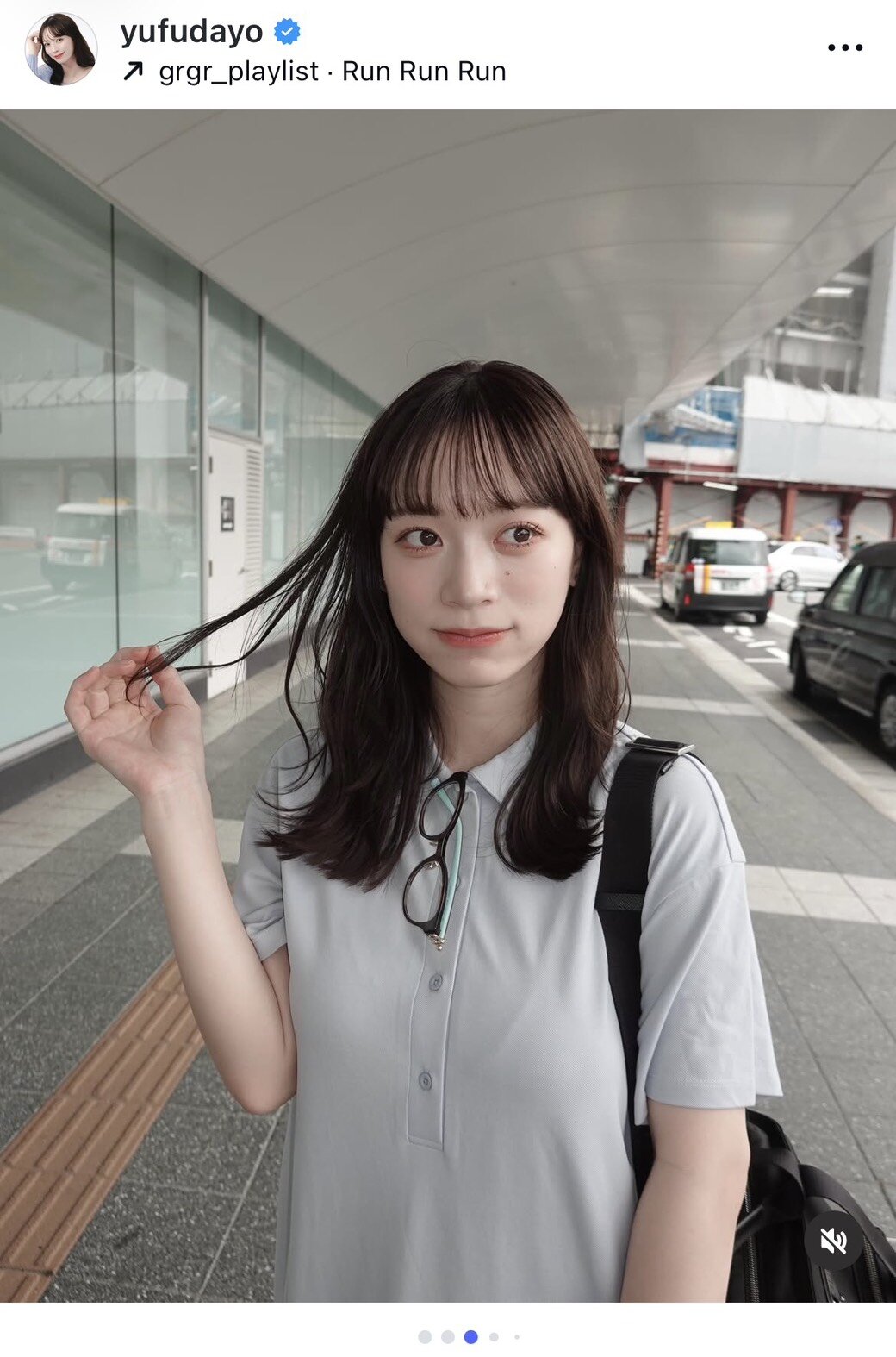 インスタグラムで青色コーデを披露した由布菜月