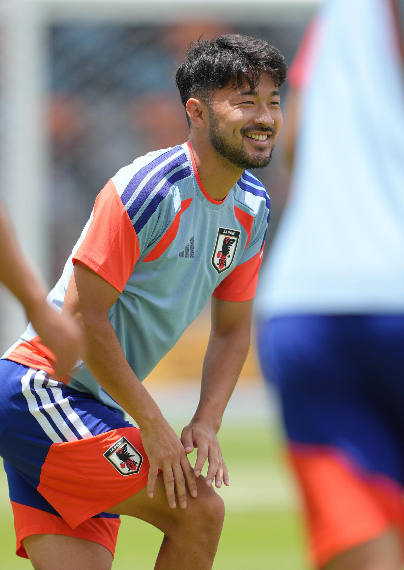 練習中、笑顔を見せる菅原由勢（撮影・足立雅史）