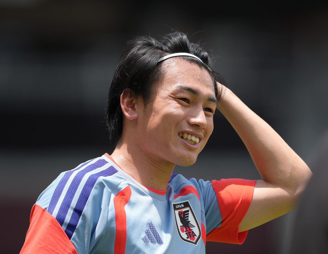 練習中、笑顔を見せる上田綺世（撮影・足立雅史）