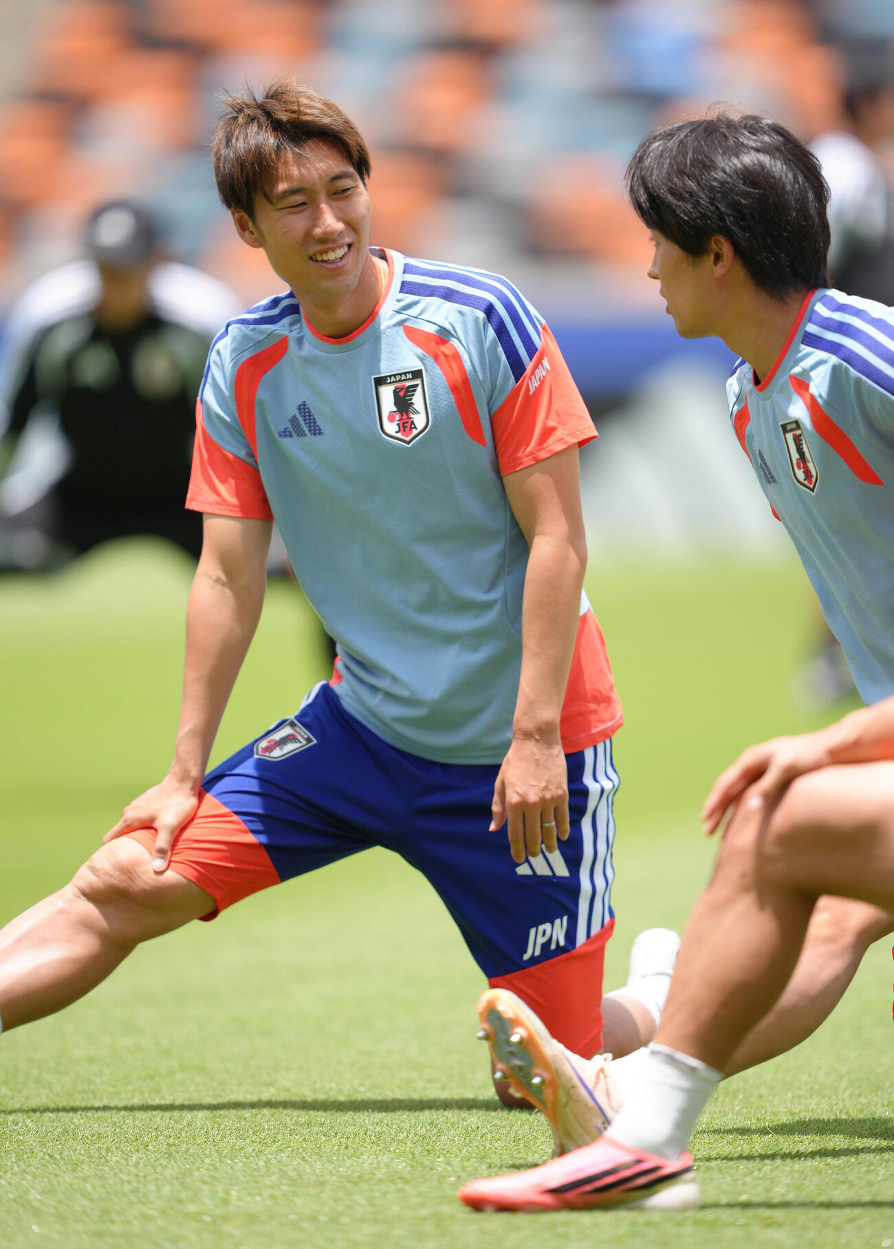 練習中、笑顔を見せる鎌田大地（撮影・足立雅史）