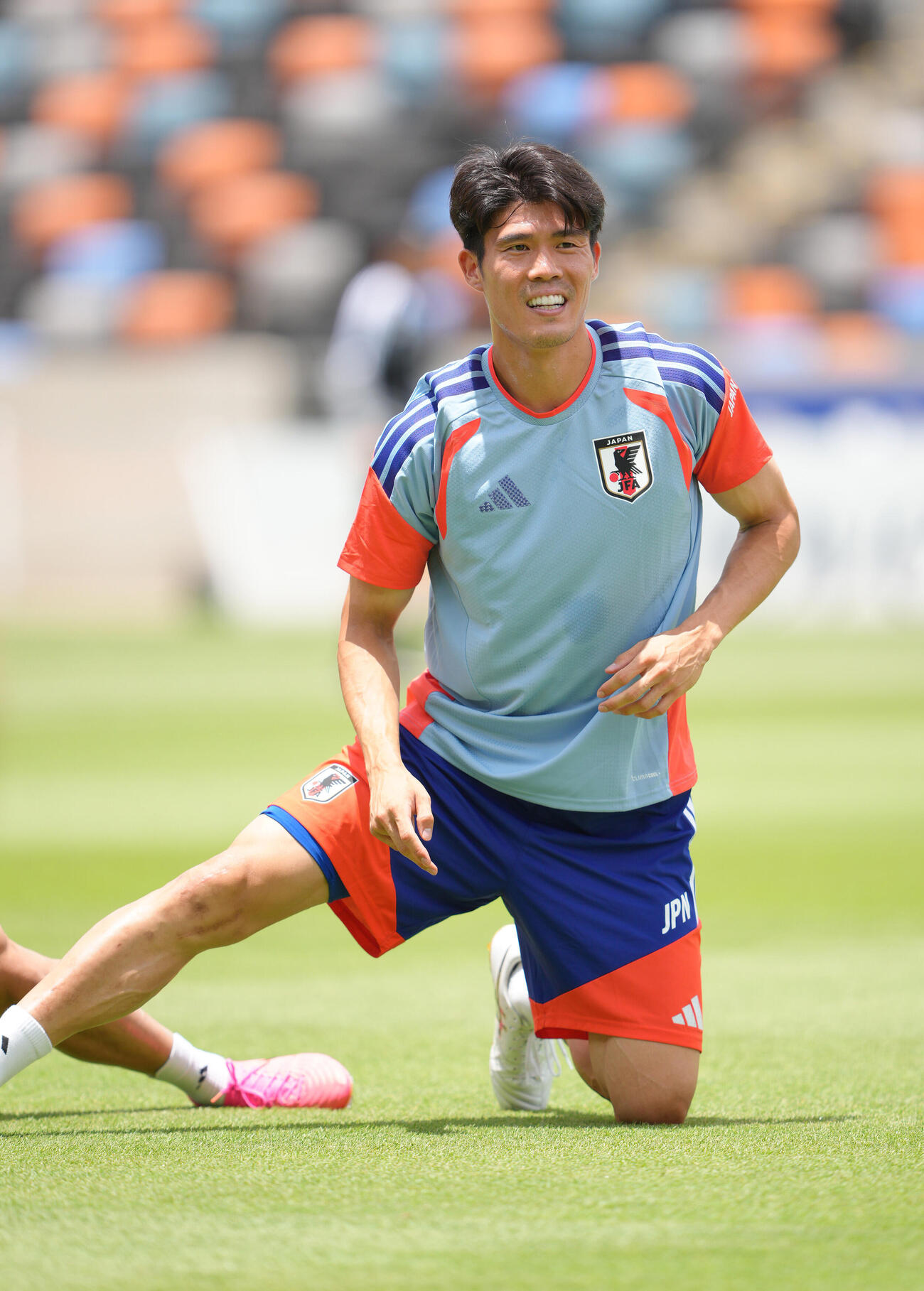 練習中、笑顔を見せる冨安健洋（撮影・足立雅史）