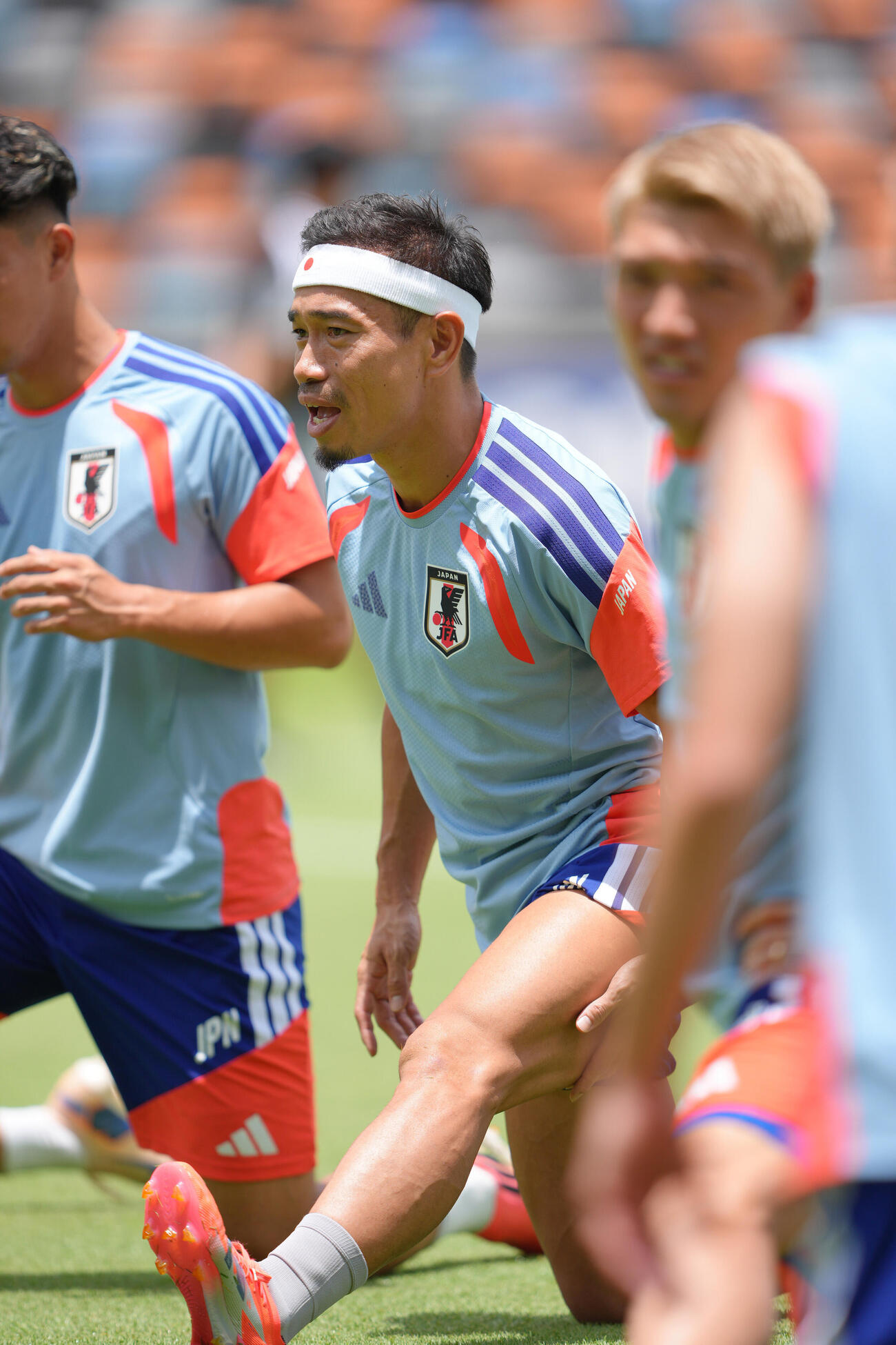 体を動かす長友佑都（撮影・足立雅史）