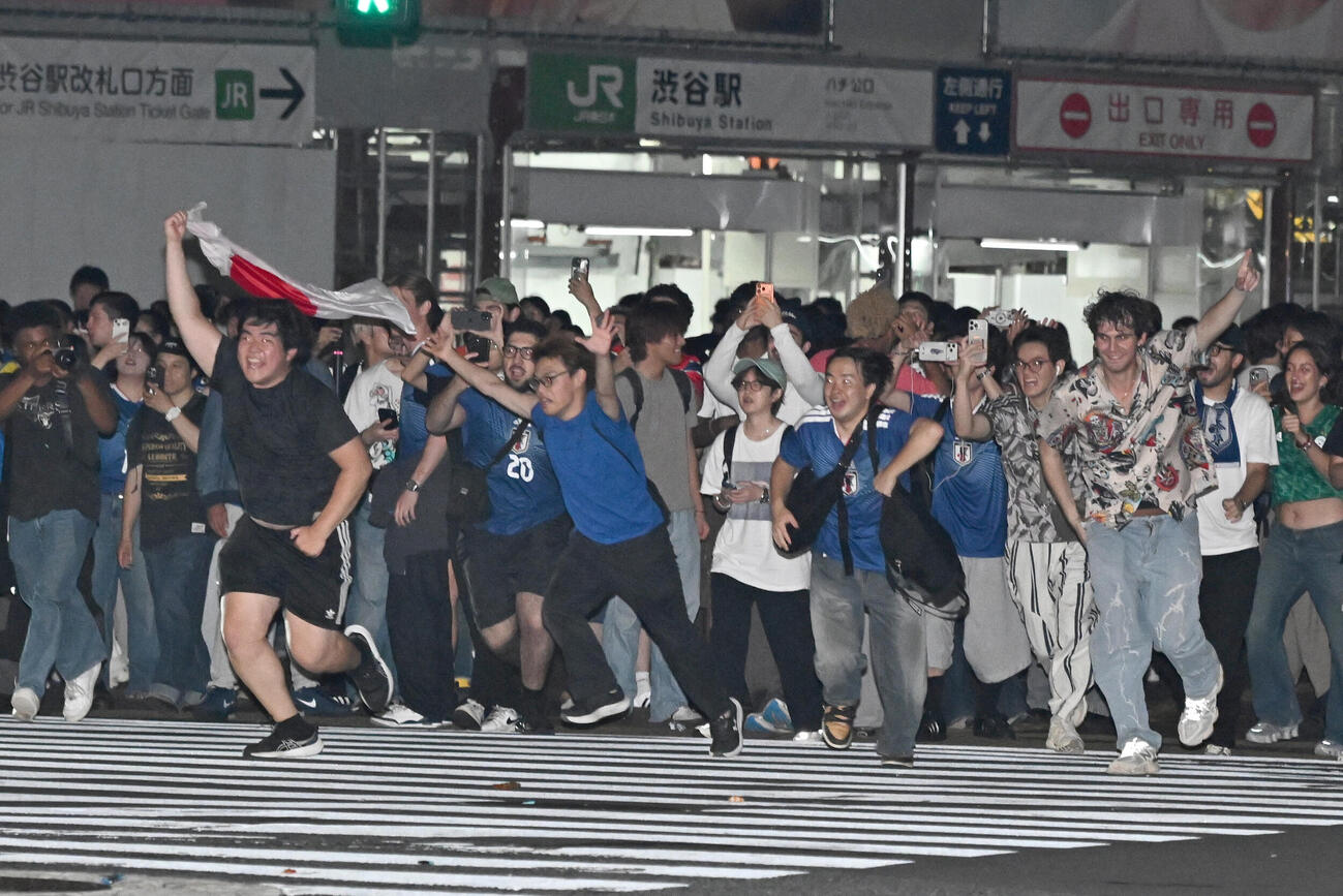 W杯決勝1次リーグのブラジル対日本戦を前に盛り上がるサポーターたち（撮影・千葉一成）