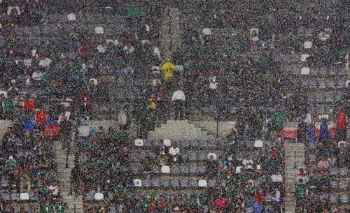 メキシコ対エクアドル 試合前には激しい雨が(ロイター)