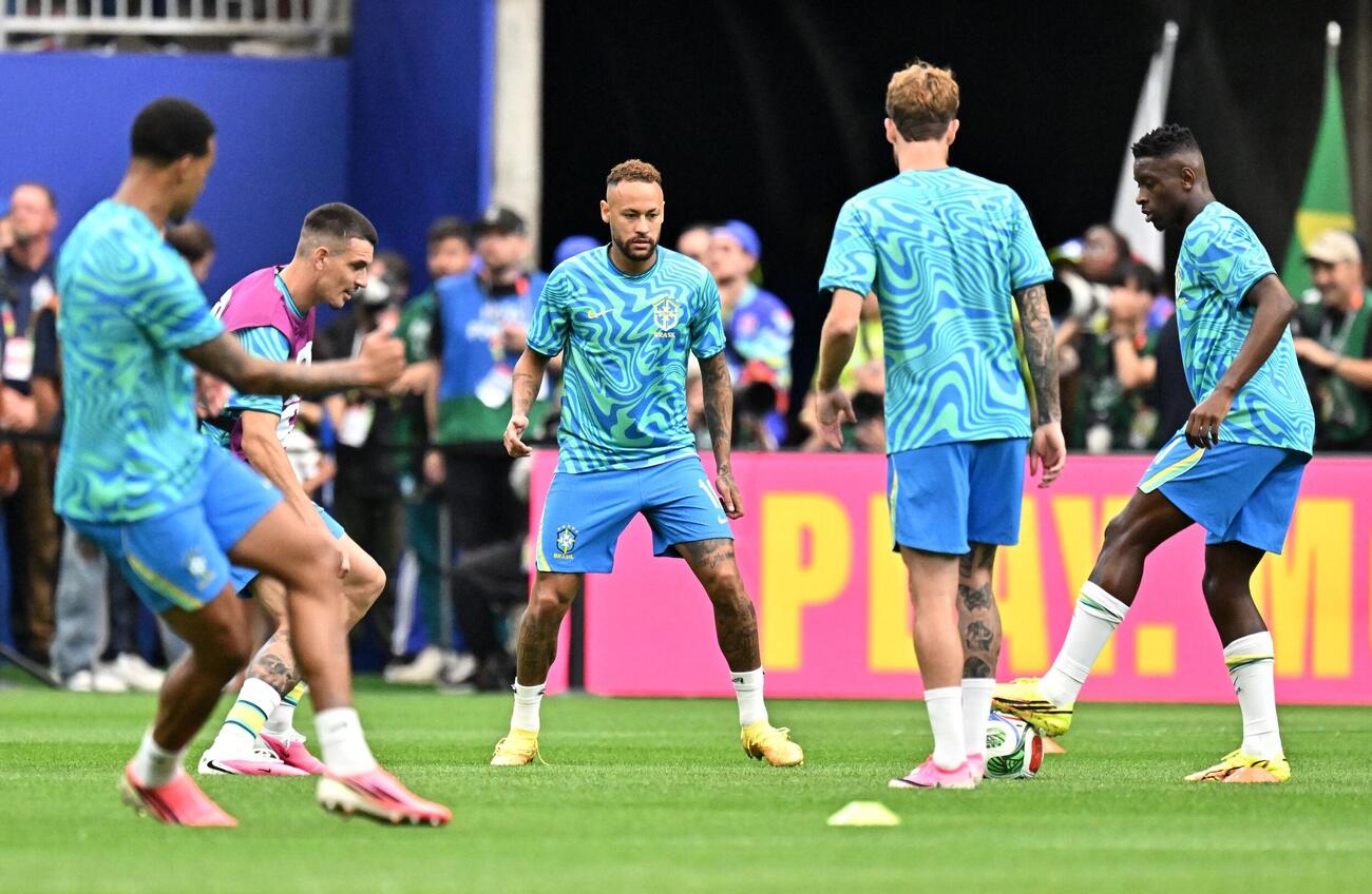 試合前、アップするブラジル代表（ロイター）