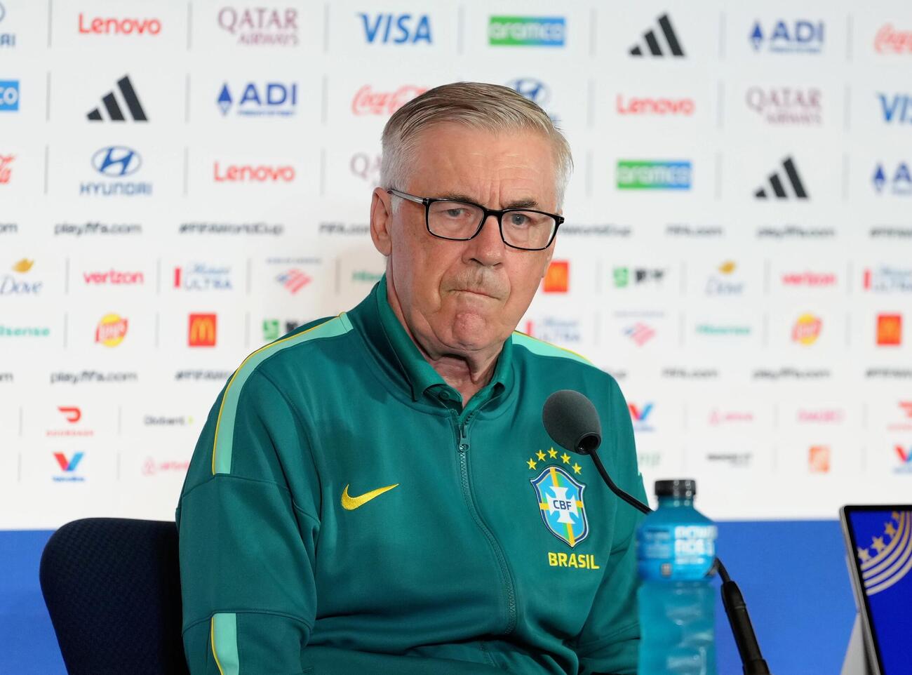 公式会見に臨むブラジルのカルロ・アンチェロッティ監督（中央）（2026年6月撮影）