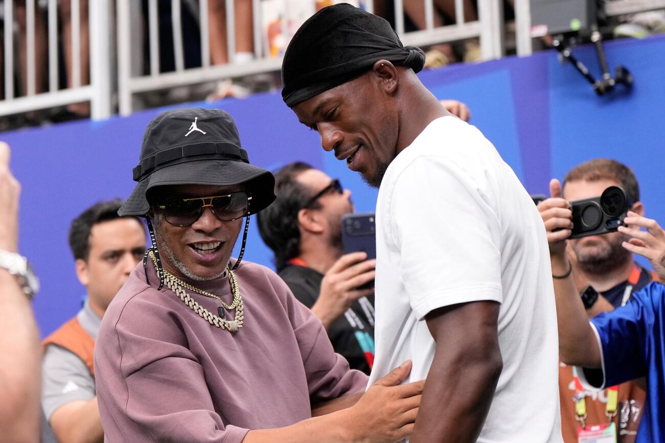 談笑するロナウジーニョさんとNBAのジミー・バトラー (AP)